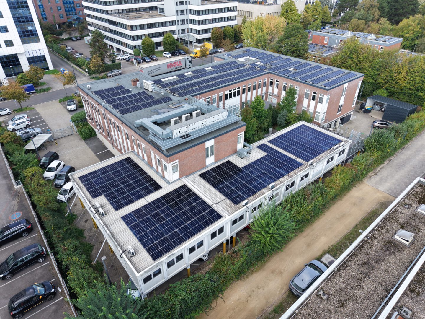 Luftbild der Solaranlage auf der Feuerwache Neuss